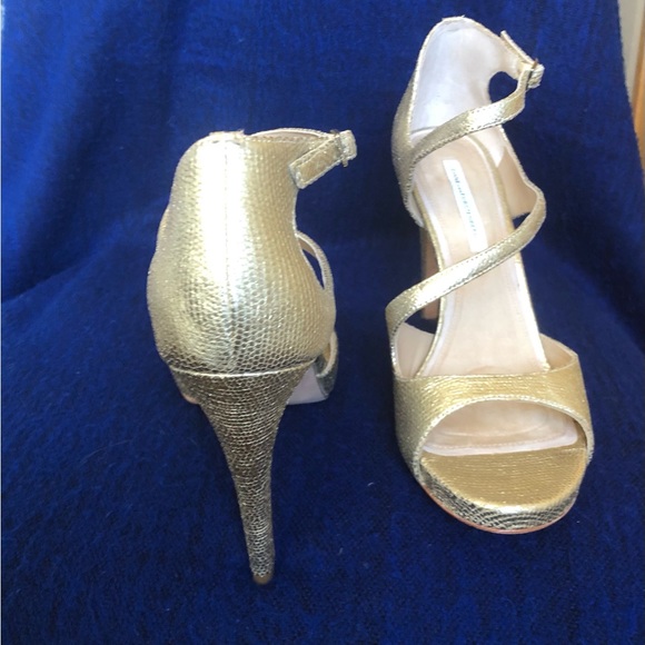 Diane Von Furstenberg platinum, lizard print, sandals. - Picture 7 of 15